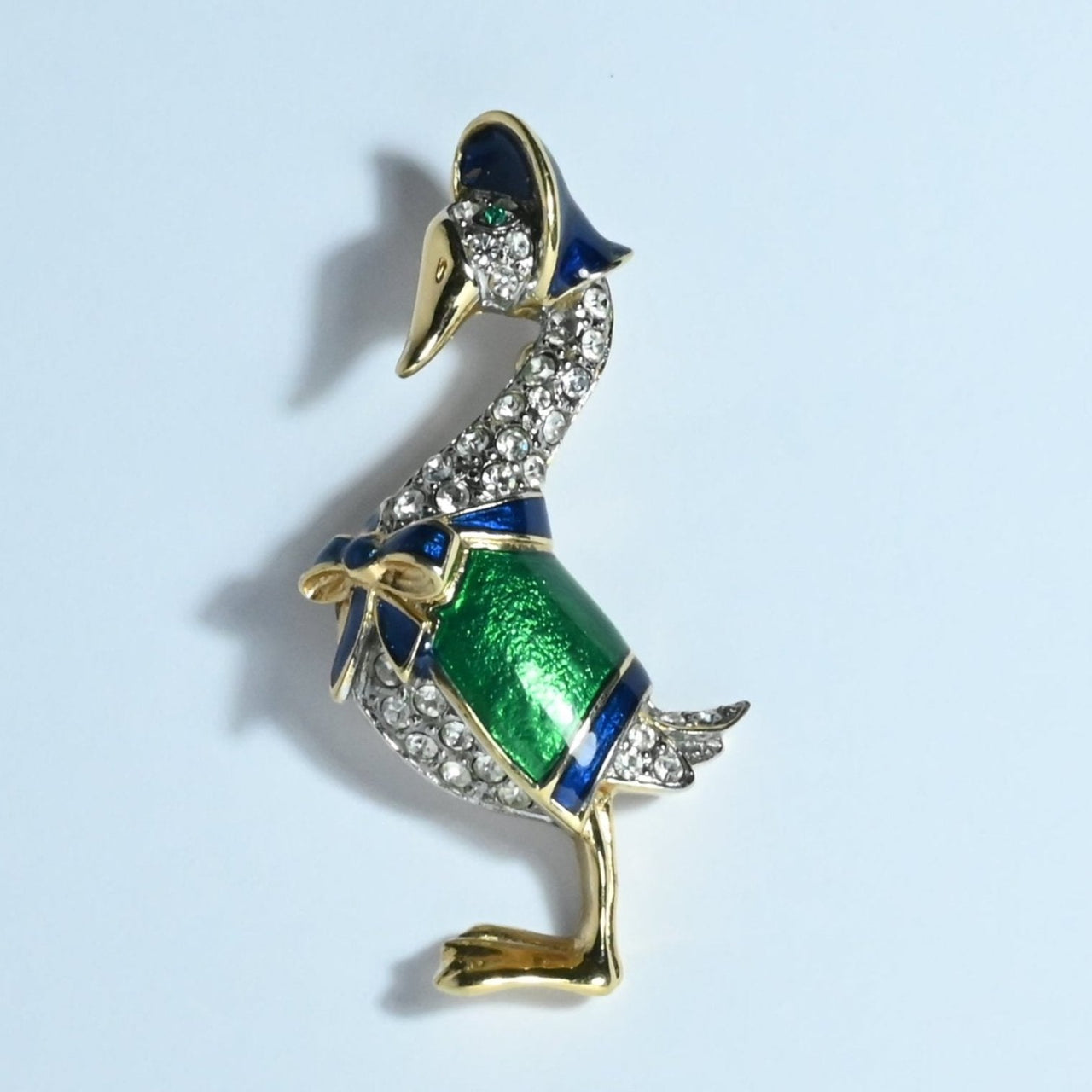 charming Jemima Puddle duck brooch from the 1980s in green and navy blue enamel and 22ct gold plate